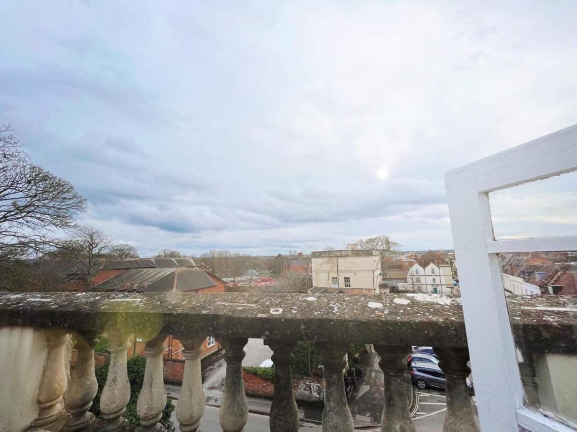 4 Bed Loft Apartment Overlooking Historic Town Trowbridge Luaran gambar